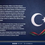 Η ανακοίνωση του υπουργείου Εξωτερικών της Λιβύης για τη διαμαρτυρία προς την επιτετραμμένη των ΗΠΑ, με τη λιβυκή σημαία