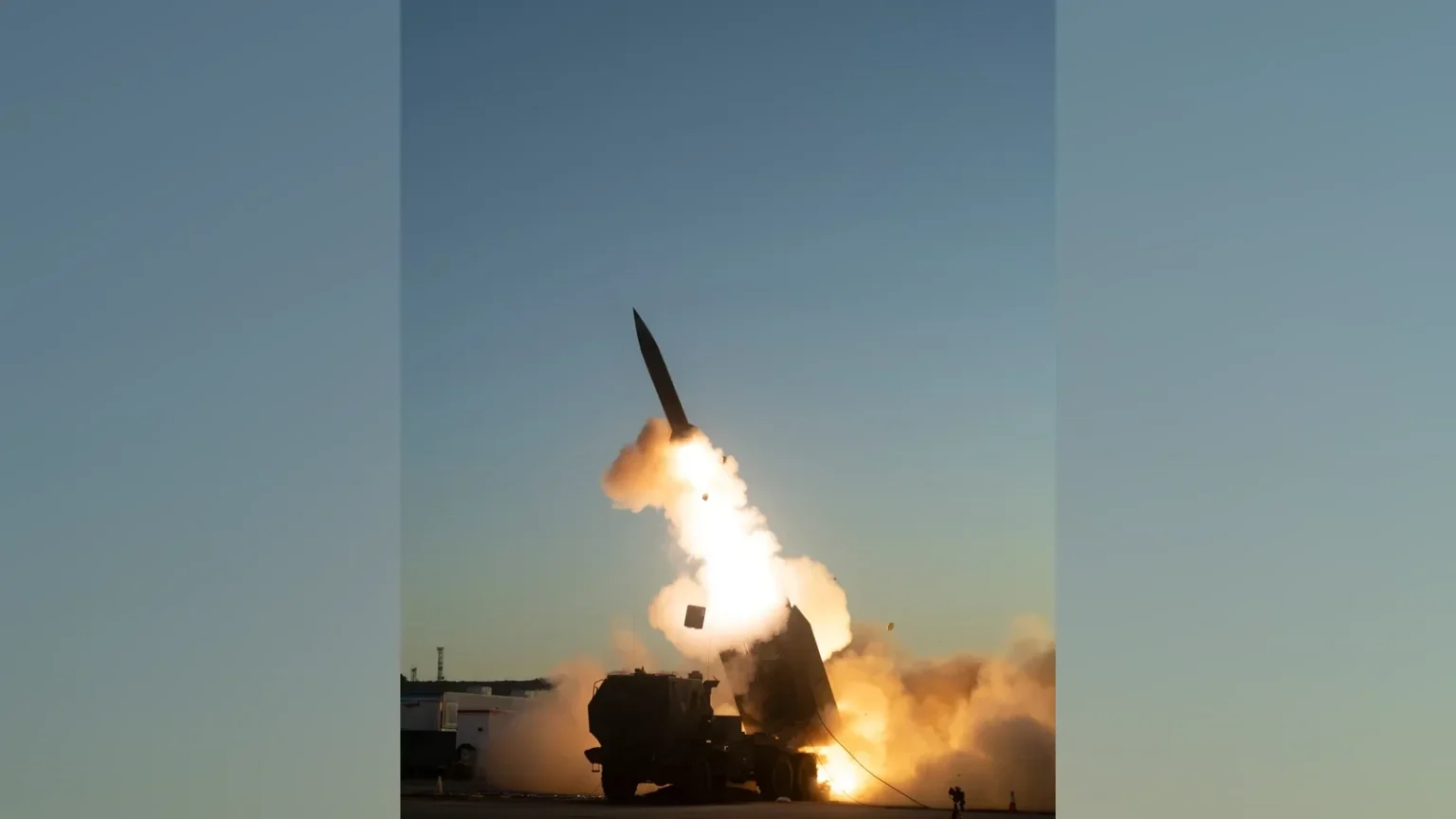Εκτοξευτής HIMARS εκτοξεύει πύραυλο Precision Strike Missile με φλόγες και καπνό στο σούρουπο