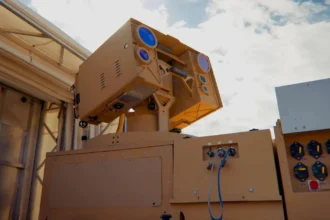 Το όπλο λέιζερ LOCUST της AeroVironment, με τον πυργίσκο δέσμης τοποθετημένο πάνω στη μονάδα ισχύος