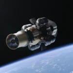 Ψηφιακή απεικόνιση του αναχαιτιστή Cyclops στο διάστημα πάνω από τη Γη