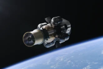 Ψηφιακή απεικόνιση του αναχαιτιστή Cyclops στο διάστημα πάνω από τη Γη