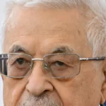 Πορτρέτο του Μαχμούντ Αμπάς με γυαλιά σε επίσημη εκδήλωση