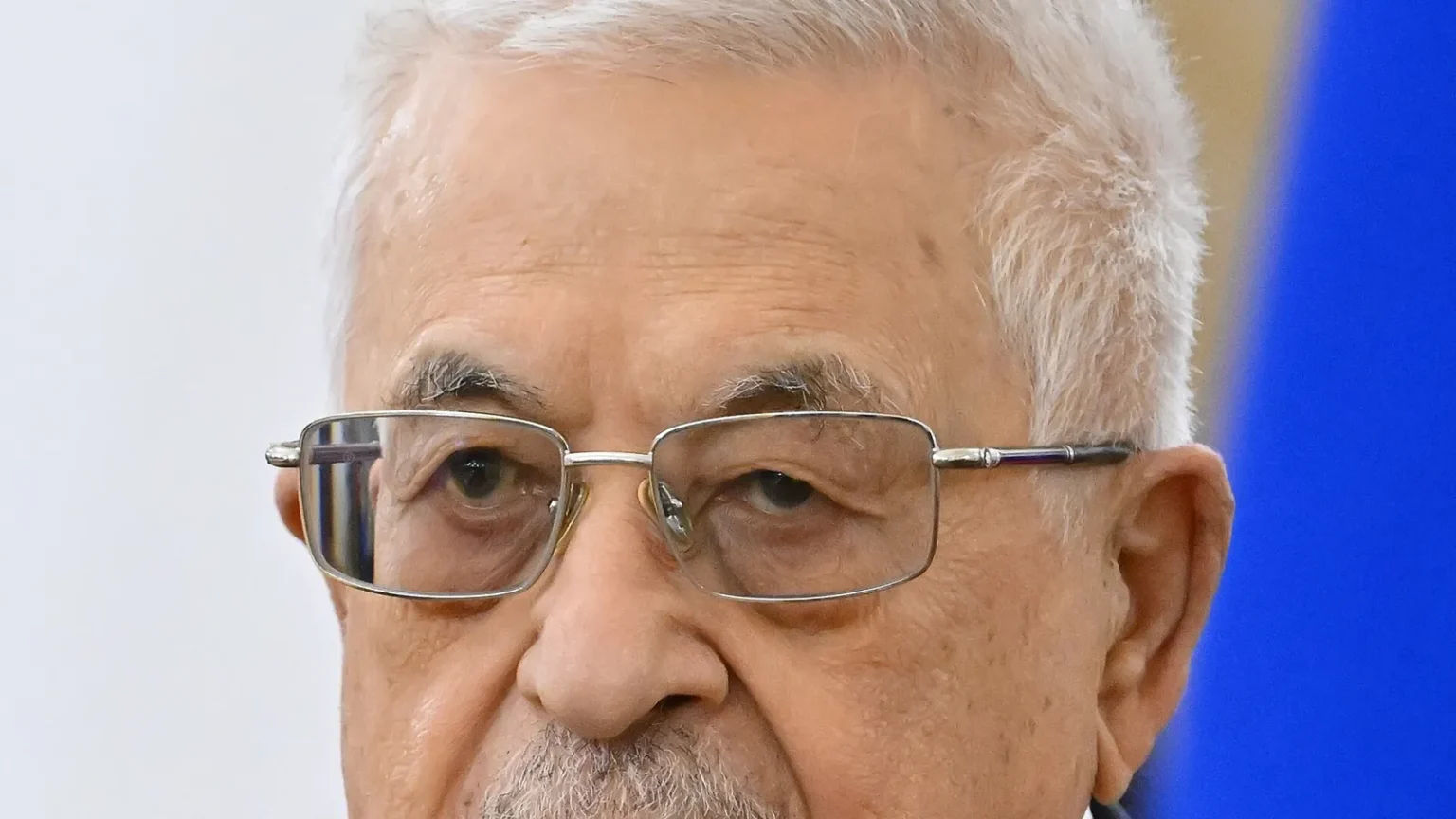 Πορτρέτο του Μαχμούντ Αμπάς με γυαλιά σε επίσημη εκδήλωση