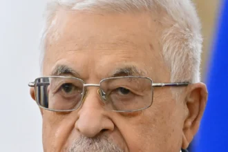 Πορτρέτο του Μαχμούντ Αμπάς με γυαλιά σε επίσημη εκδήλωση