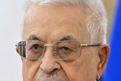 Πορτρέτο του Μαχμούντ Αμπάς με γυαλιά σε επίσημη εκδήλωση