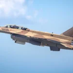 Μαχητικό F-16 Block 72 με παραλλαγή ερήμου σε πτήση με καθαρό ουρανό
