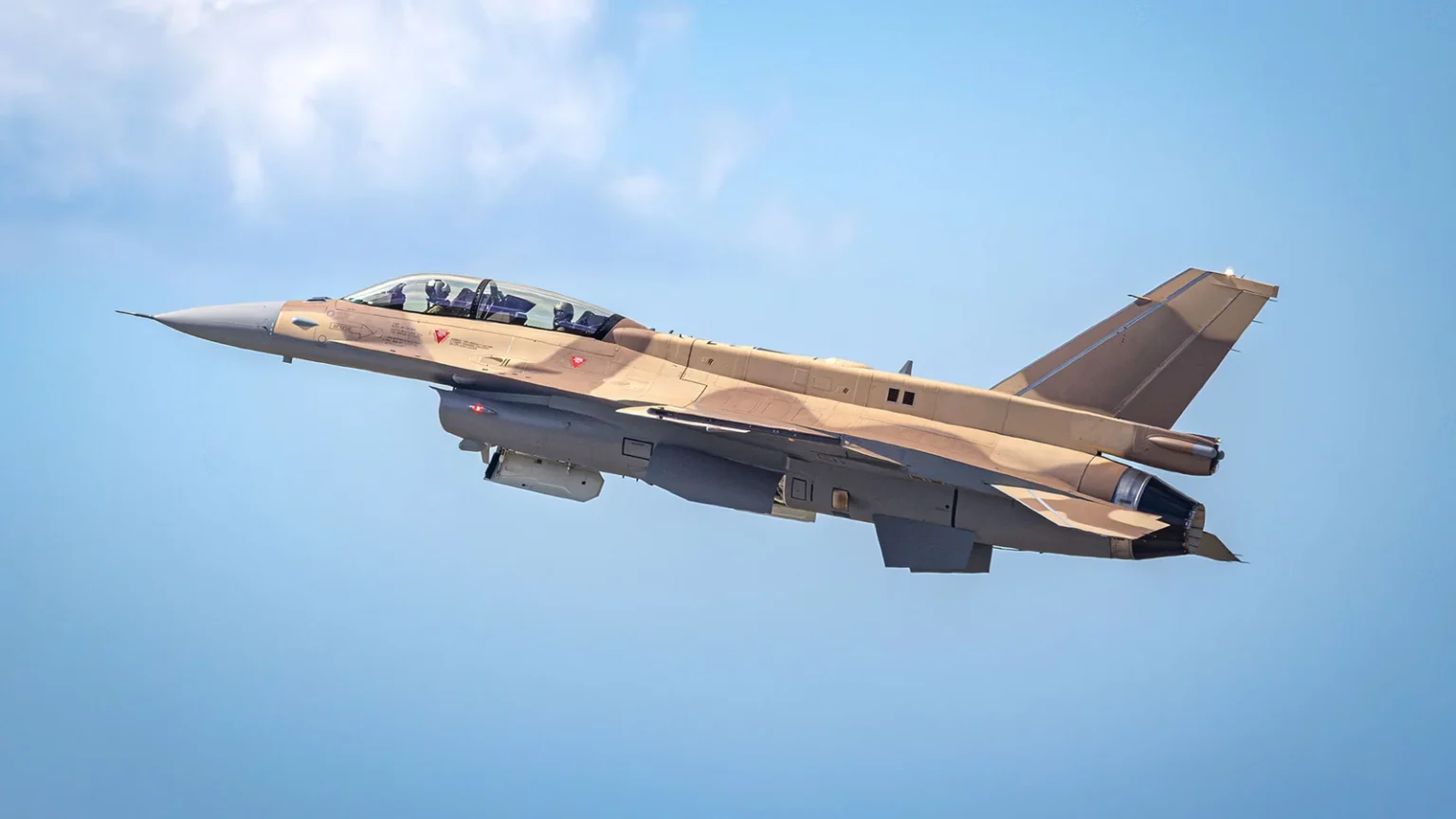 Μαχητικό F-16 Block 72 με παραλλαγή ερήμου σε πτήση με καθαρό ουρανό