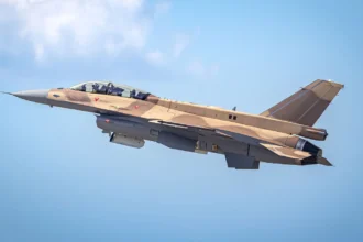 Μαχητικό F-16 Block 72 με παραλλαγή ερήμου σε πτήση με καθαρό ουρανό