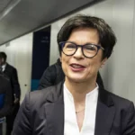 Η Επίτροπος Διεύρυνσης της Ευρωπαϊκής Επιτροπής Μάρτα Κος χαμογελά σε διάδρομο κτιρίου