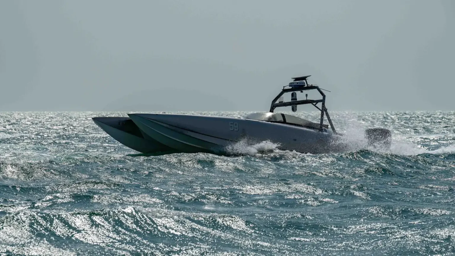Γκρι μη επανδρωμένο ταχύπλοο σκάφος Devil Ray της MARTAC κινείται με ταχύτητα στη θάλασσα