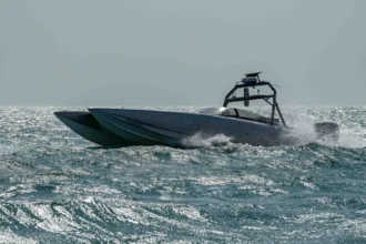 Γκρι μη επανδρωμένο ταχύπλοο σκάφος Devil Ray της MARTAC κινείται με ταχύτητα στη θάλασσα
