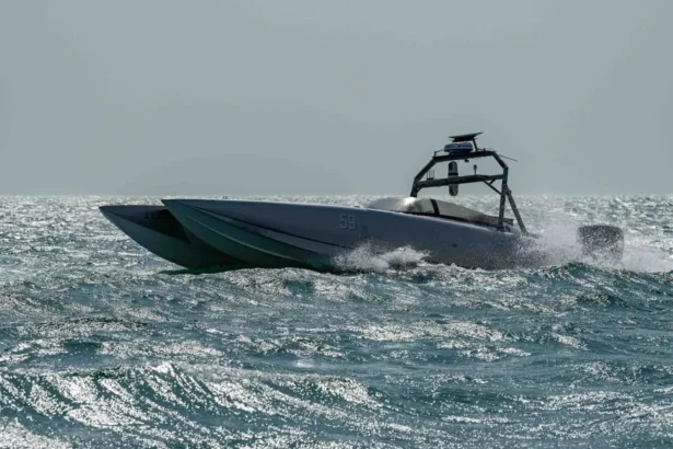 Γκρι μη επανδρωμένο ταχύπλοο σκάφος Devil Ray της MARTAC κινείται με ταχύτητα στη θάλασσα