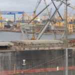 Φορτηγό πλοίο φορτώνει άνθρακα στο λιμάνι της Κωνστάντζας στη Ρουμανία