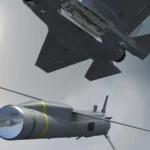 Απεικόνιση μαχητικού F-35 με ανοιχτό θάλαμο όπλων και, κάτω από αυτό, του βλήματος SPEAR