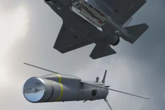 Απεικόνιση μαχητικού F-35 με ανοιχτό θάλαμο όπλων και, κάτω από αυτό, του βλήματος SPEAR