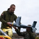 Πολωνοί στρατιώτες τοποθετούν drone αναχαίτισης σε εκτοξευτή πάνω σε όχημα κατά τη διάρκεια εκπαίδευσης αντι-drone