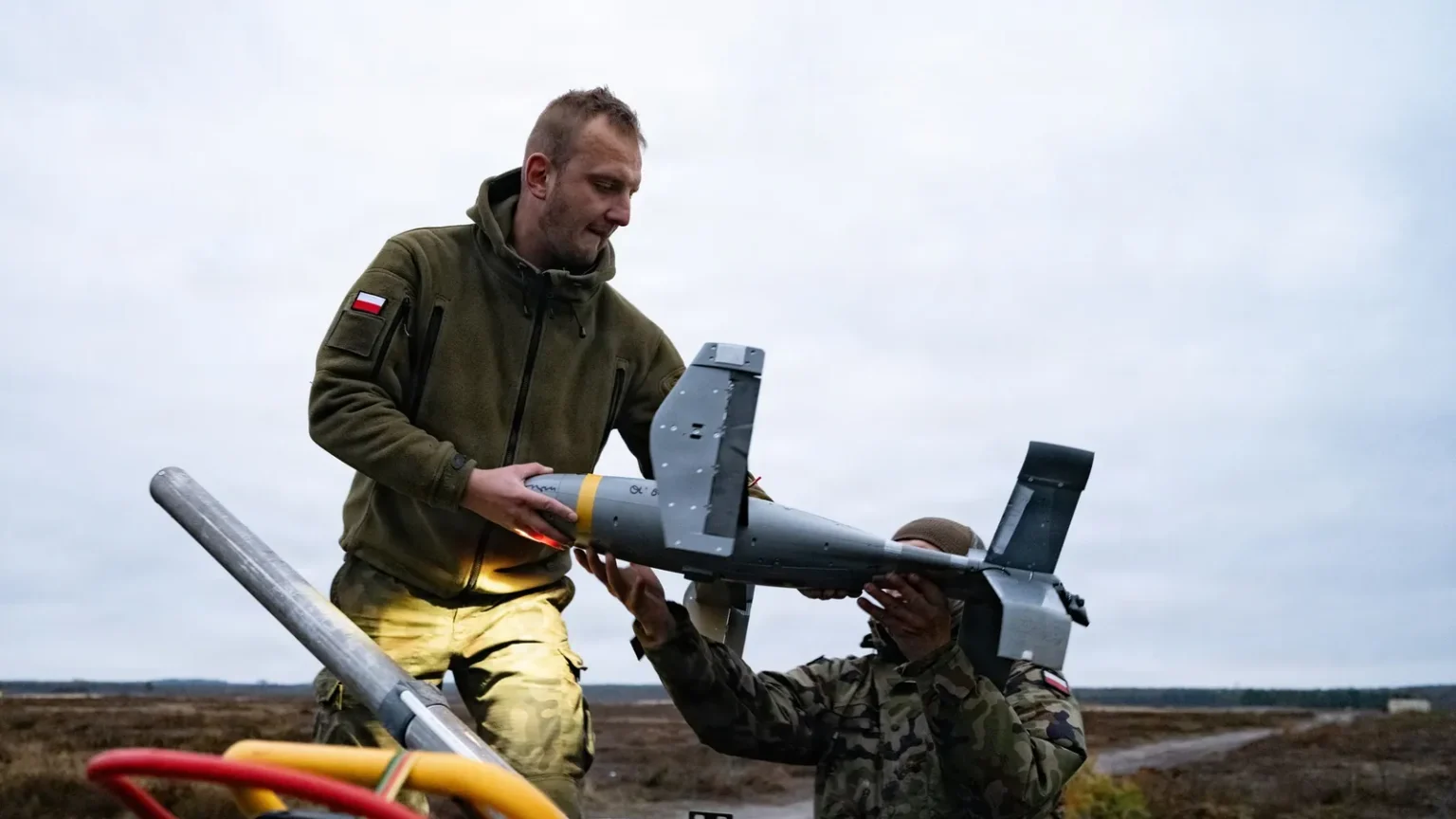 Πολωνοί στρατιώτες τοποθετούν drone αναχαίτισης σε εκτοξευτή πάνω σε όχημα κατά τη διάρκεια εκπαίδευσης αντι-drone