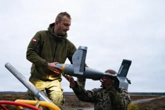 Πολωνοί στρατιώτες τοποθετούν drone αναχαίτισης σε εκτοξευτή πάνω σε όχημα κατά τη διάρκεια εκπαίδευσης αντι-drone