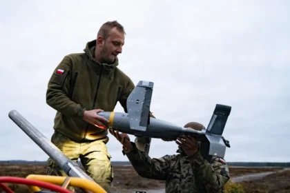 Πολωνοί στρατιώτες τοποθετούν drone αναχαίτισης σε εκτοξευτή πάνω σε όχημα κατά τη διάρκεια εκπαίδευσης αντι-drone