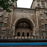 Η πρόσοψη του Thames House στο Millbank του Λονδίνου, με τη μεγάλη τοξωτή είσοδο ανάμεσα σε δύο πτέρυγες από πέτρα