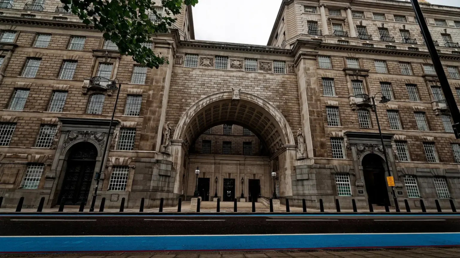 Η πρόσοψη του Thames House στο Millbank του Λονδίνου, με τη μεγάλη τοξωτή είσοδο ανάμεσα σε δύο πτέρυγες από πέτρα