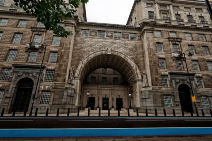 Η πρόσοψη του Thames House στο Millbank του Λονδίνου, με τη μεγάλη τοξωτή είσοδο ανάμεσα σε δύο πτέρυγες από πέτρα