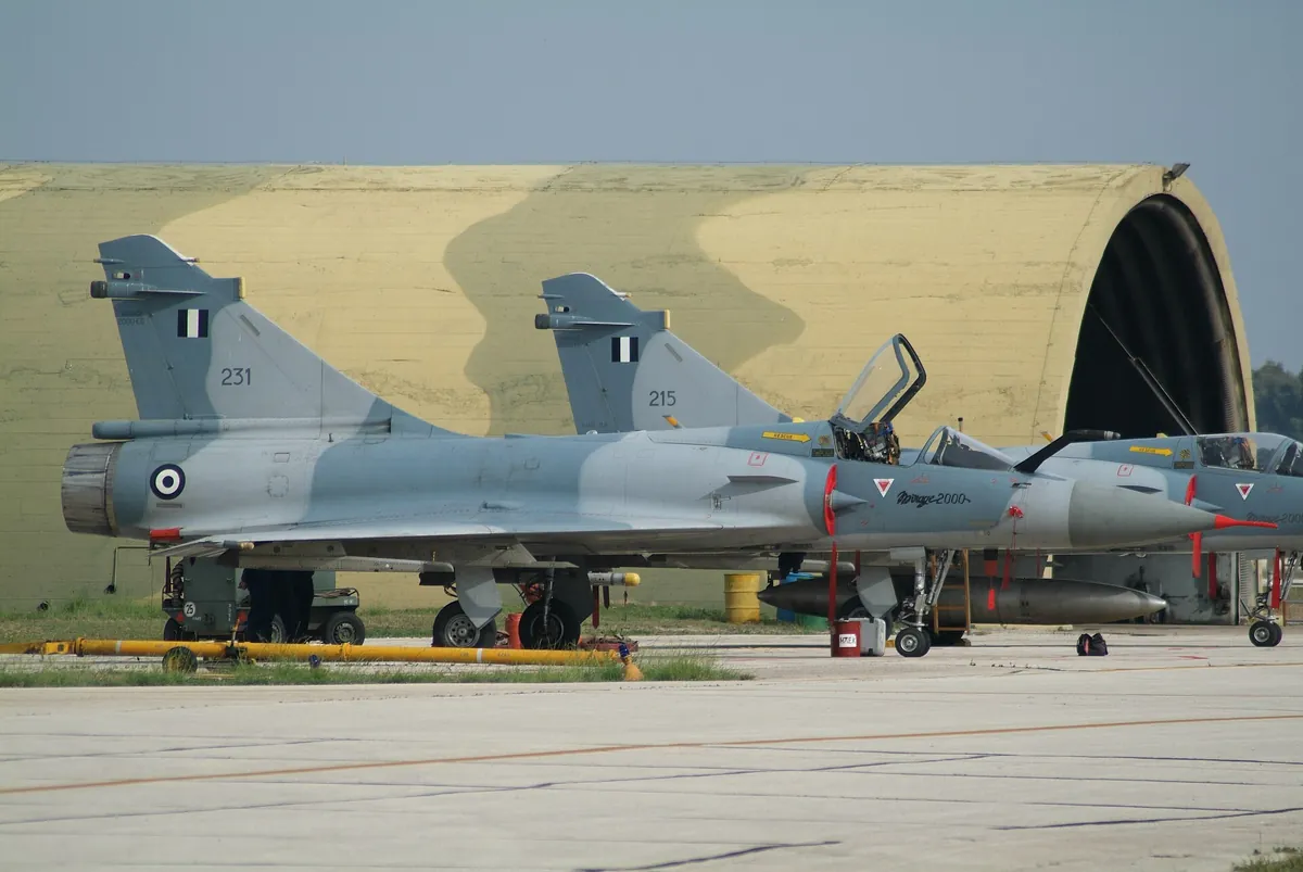 Δύο Mirage 2000EG της Πολεμικής Αεροπορίας με αριθμούς 231 και 215 μπροστά σε θωρακισμένο υπόστεγο