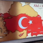 Χάρτης Misak-ı Millî στο Καράκιοϊ της Κωνσταντινούπολης με Κύπρο, Ρόδο και Δυτική Θράκη
