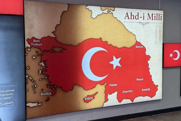 Χάρτης Misak-ı Millî στο Καράκιοϊ της Κωνσταντινούπολης με Κύπρο, Ρόδο και Δυτική Θράκη