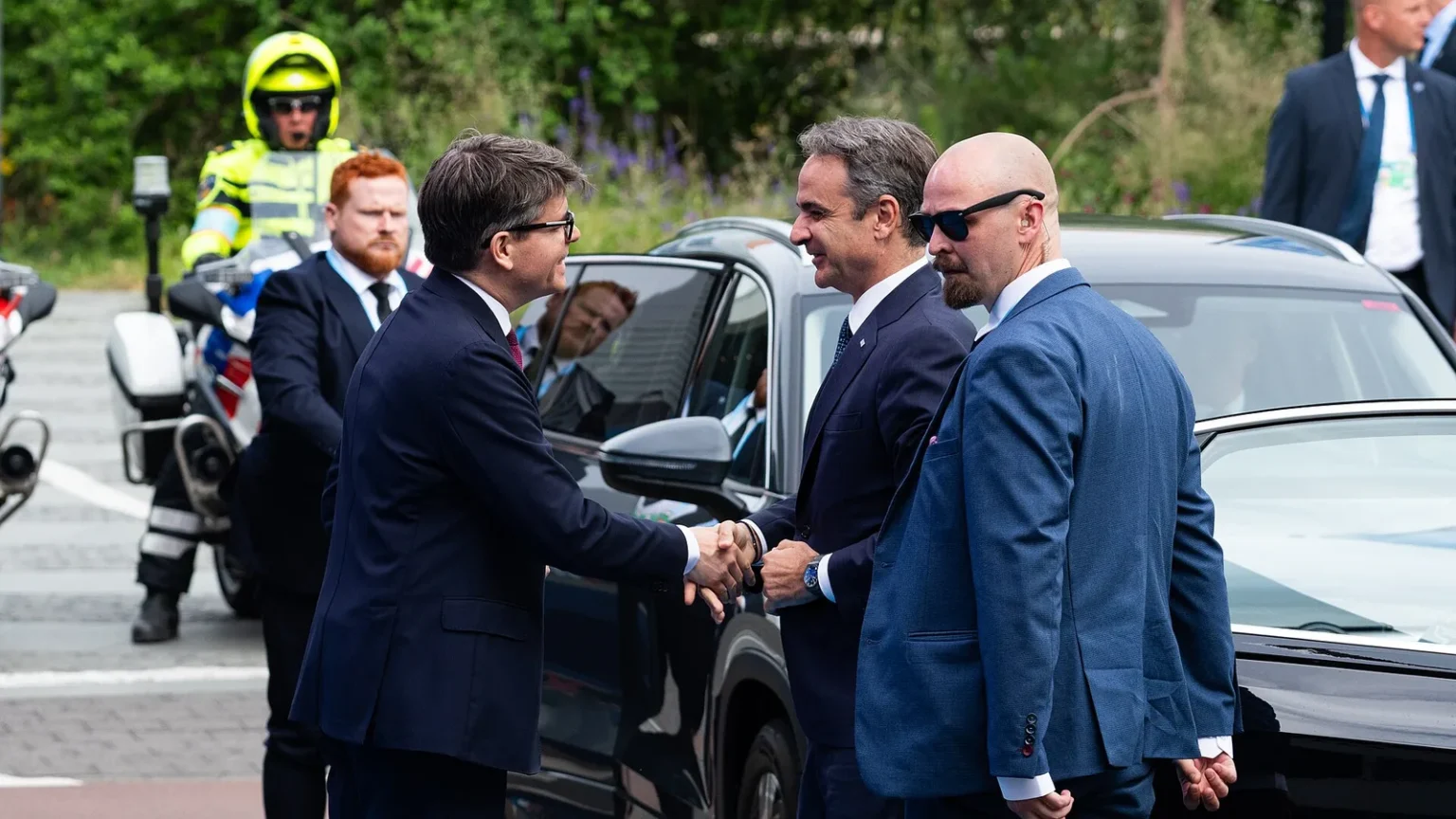 Ο πρωθυπουργός Κυριάκος Μητσοτάκης κατά την άφιξή του σε σύνοδο κορυφής του ΝΑΤΟ