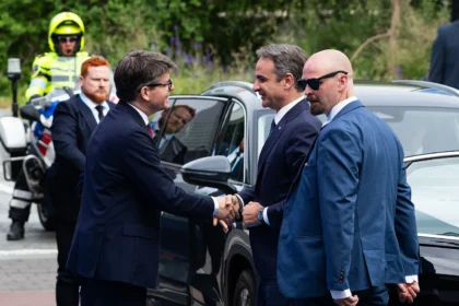 Ο πρωθυπουργός Κυριάκος Μητσοτάκης κατά την άφιξή του σε σύνοδο κορυφής του ΝΑΤΟ
