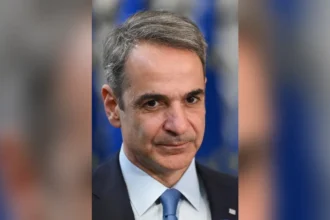 Ο Κυριάκος Μητσοτάκης μπροστά σε σημαίες της ΕΕ στις Βρυξέλλες
