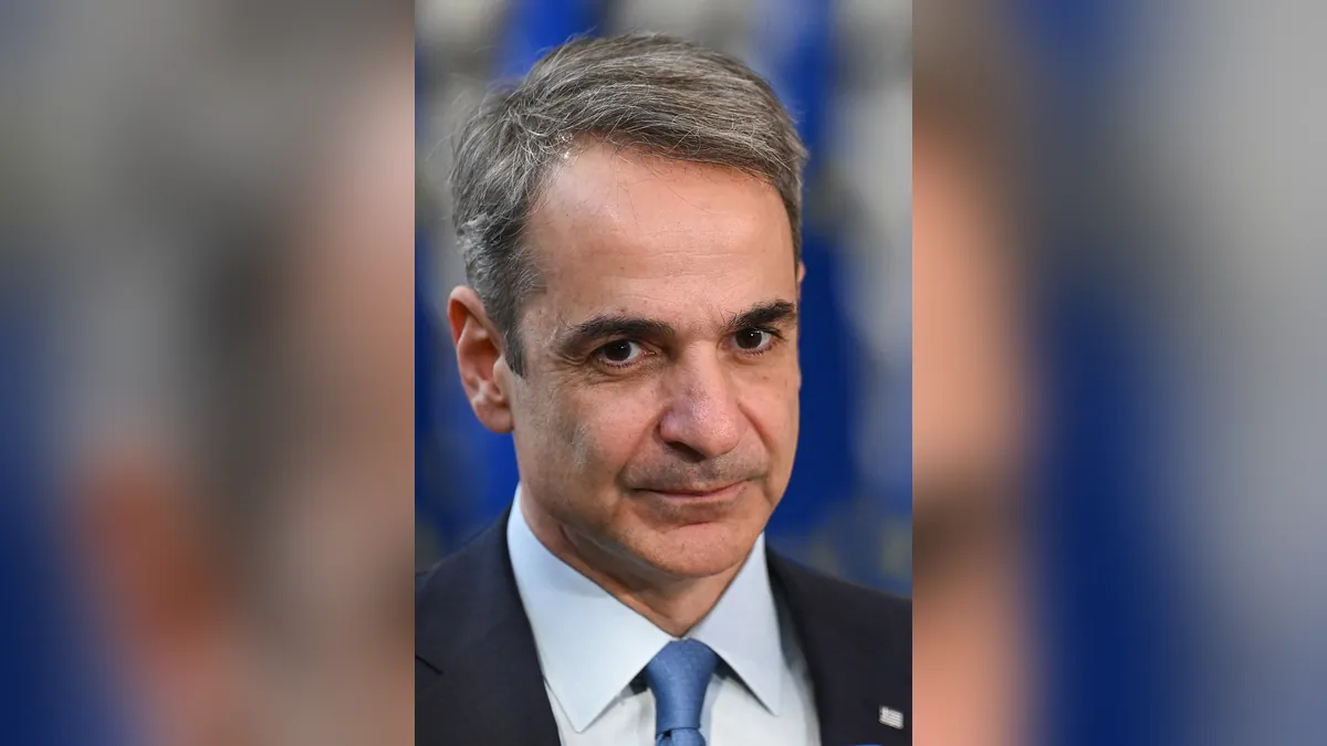 Ο Κυριάκος Μητσοτάκης μπροστά σε σημαίες της ΕΕ στις Βρυξέλλες