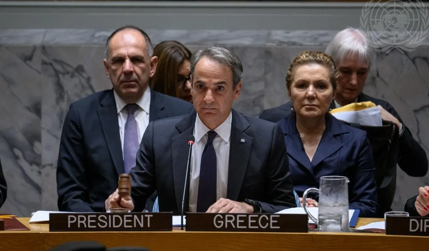 Ο πρωθυπουργός Κυριάκος Μητσοτάκης στην έδρα του προέδρου του Συμβουλίου Ασφαλείας του ΟΗΕ, με τον Γιώργο Γεραπετρίτη και την Αγλαΐα Μπαλτά πίσω του