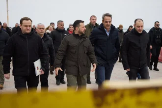 Ο Κυριάκος Μητσοτάκης και ο Βολοντίμιρ Ζελένσκι περπατούν σε λιμάνι ανάμεσα σε μέλη αντιπροσωπειών