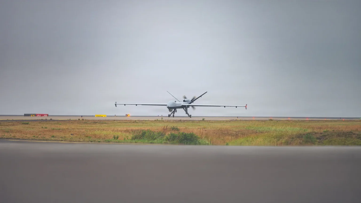Αμερικανικό MQ-9 Reaper τροχοδρομεί σε αεροπορική βάση