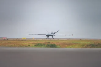 Αμερικανικό MQ-9 Reaper τροχοδρομεί σε αεροπορική βάση