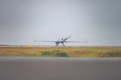Αμερικανικό MQ-9 Reaper τροχοδρομεί σε αεροπορική βάση
