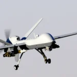 Μη επανδρωμένο αεροσκάφος MQ-9 Reaper της Πολεμικής Αεροπορίας των ΗΠΑ σε πτήση με όπλα κάτω από τις πτέρυγες