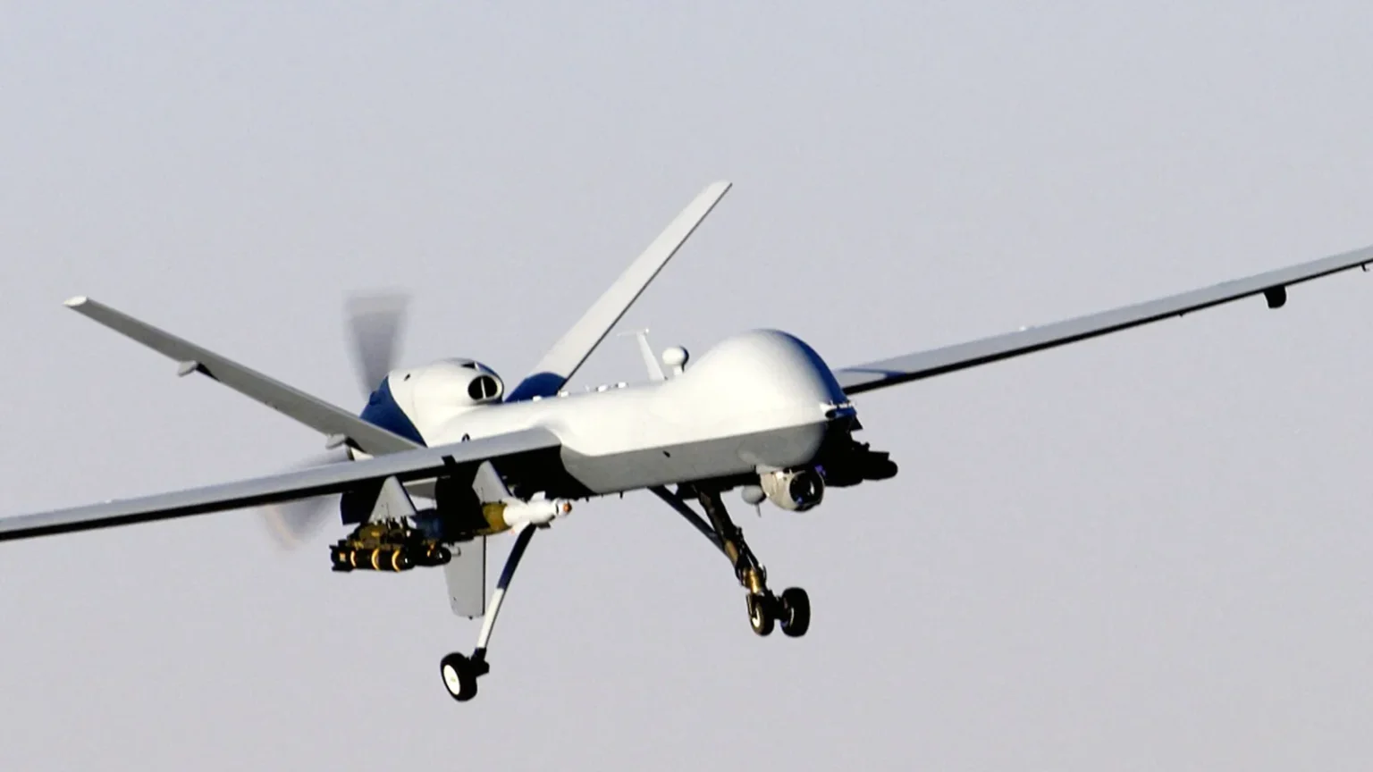 Μη επανδρωμένο αεροσκάφος MQ-9 Reaper της Πολεμικής Αεροπορίας των ΗΠΑ σε πτήση με όπλα κάτω από τις πτέρυγες