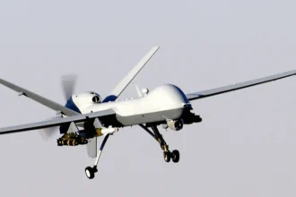 Μη επανδρωμένο αεροσκάφος MQ-9 Reaper της Πολεμικής Αεροπορίας των ΗΠΑ σε πτήση με όπλα κάτω από τις πτέρυγες