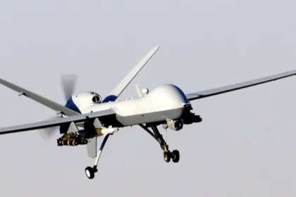 Μη επανδρωμένο αεροσκάφος MQ-9 Reaper της Πολεμικής Αεροπορίας των ΗΠΑ σε πτήση με όπλα κάτω από τις πτέρυγες