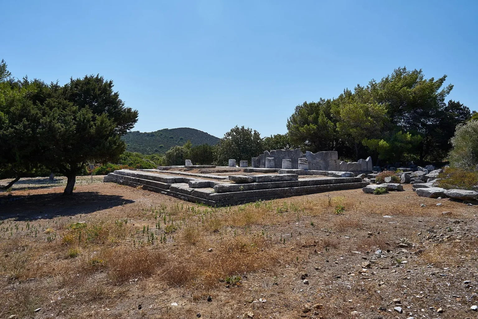 Ερείπια του ναού της Νεμέσεως και του ναού της Θέμιδος στον Ραμνούντα Αττικής