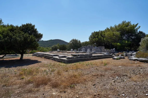 Ερείπια του ναού της Νεμέσεως και του ναού της Θέμιδος στον Ραμνούντα Αττικής