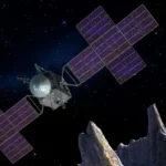 Απεικόνιση καλλιτέχνη του διαστημόπλοιου Psyche με τις σταυροειδείς ηλιακές συστοιχίες δίπλα στον μεταλλικό αστεροειδή