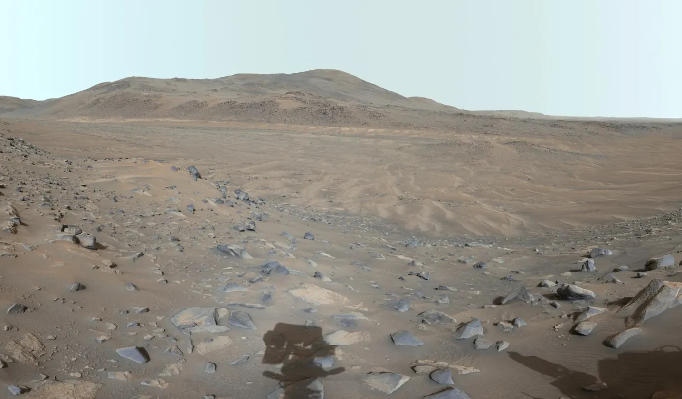 Πανοραμική άποψη του Neretva Vallis στον κρατήρα Jezero του Άρη, με αμμοθίνες, βράχους και λόφους στον ορίζοντα