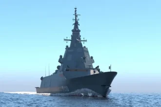 Ψηφιακή απεικόνιση φρεγάτας F110 στη θάλασσα