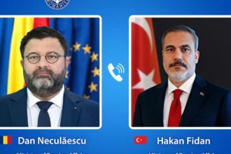 Γραφικό του ρουμανικού υπουργείου Εξωτερικών με τα πορτρέτα του Νταν Νεκουλαέσκου και του Χακάν Φιντάν και σύμβολο τηλεφώνου