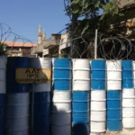 Βαρέλια και συρματοπλέγματα στη νεκρή ζώνη του ΟΗΕ στη Λευκωσία
