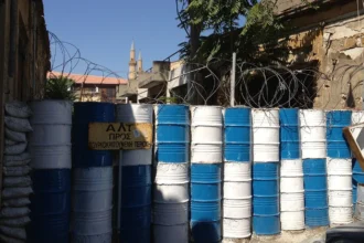 Βαρέλια και συρματοπλέγματα στη νεκρή ζώνη του ΟΗΕ στη Λευκωσία